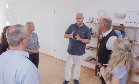 Psychologie der Führung verstehen: Unsere hybride Coaching-Ausbildung bietet Führungskräften eine effektive Weiterbildung, die sich optimal in ihren vollen Terminkalender integrieren lässt.