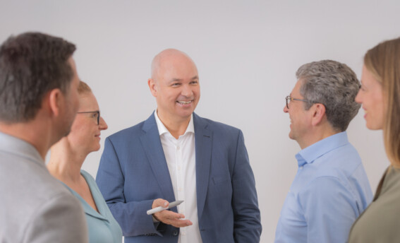 Die Ausbildung vermittelt ein tiefes Verständnis für alle Facetten der Profession als Coach. Sie umfasst Profil-, Lehr- und Transfer-Coaching. Teilnehmende erhalten eine individuelle Potentialanalyse und kontinuierliche Begleitung durch Lehr-Coachings, Supervisionen und Coaching-Labs, um den Praxistransfer zu sichern. Ein Schwerpunkt liegt auf praxisorientiertem Training, bei dem Theorie mit Übungen und Fallsupervision kombiniert wird, um Coaching-Situationen gezielt zu trainieren.
Eine intensive Learning Journey in einem Jahr Reifungszeit erleben. Die Kompetenz entwickeln, geeignete Methoden und Techniken situationsgerecht für berufliche wie private Themen anzuwenden. Herausfinden, welches Methodenrepertoire für mich persönlich authentisch ist. Die Ausbildung fördert nicht nur die methodischen, sondern auch die persönlichen und sozial-kommunikativen Fähigkeiten der Teilnehmenden.
Systemisches Coaching wird methodenplural und interdisziplinär vermittelt, geeignet für organisationsinternes Coaching sowie für Life Coaching. Teilnehmende entwickeln durch eine systemische Coaching-Ausbildung ihre Potentiale und erschließen sich dadurch neue persönliche wie berufliche Ziele.