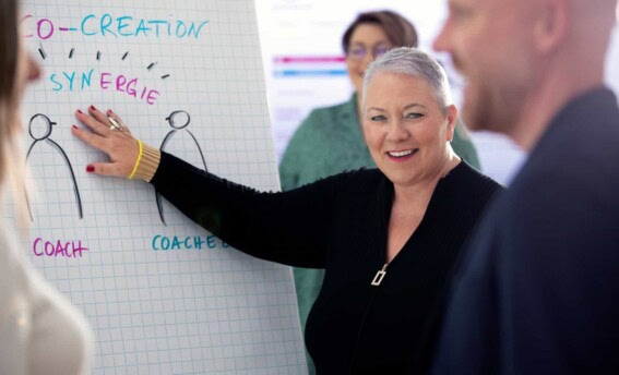 Unser maßgeschneidertes Business Coaching stärkt Führungsqualitäten, Kommunikationsfähigkeiten und Teamarbeit. So wird in eine erfolgreiche Zukunft investiert.